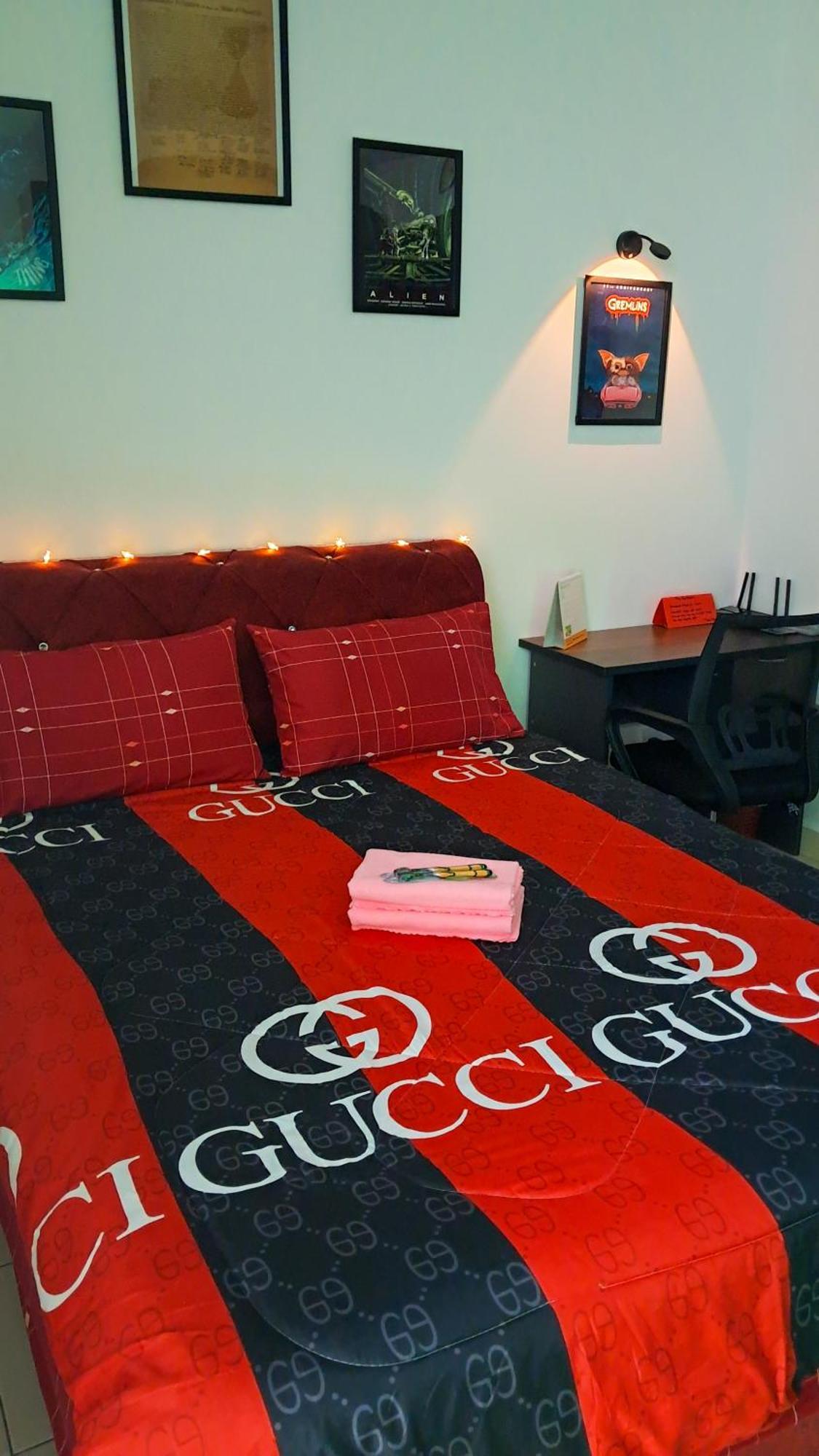 The Red Room Alanis Residence Sepang Exterior foto